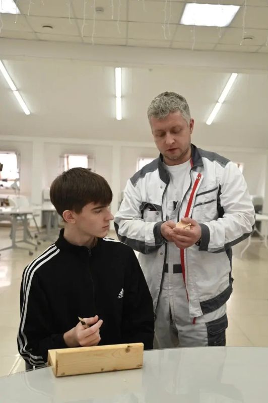 В «Окружном Доме ремесел» ЯНАО провели урок резьбы по дереву для волновахских школьников В «Окружном Доме ремесел» ЯНАО провели урок резьбы по дереву для волновахских школьников
