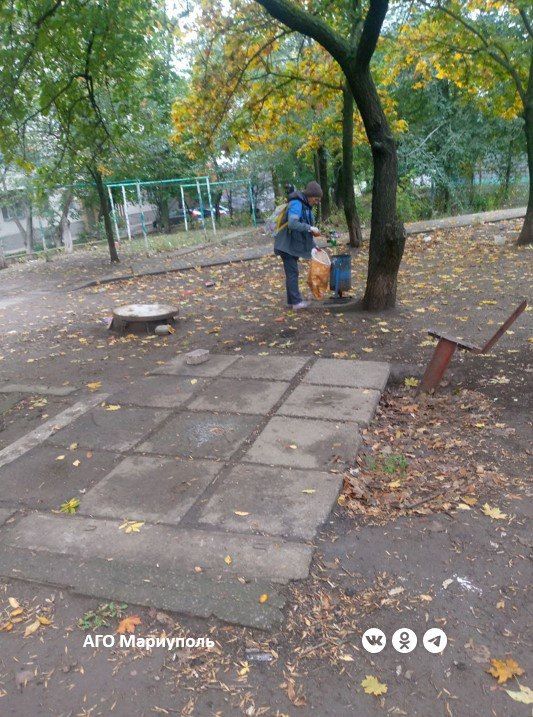 Коммунальщики провели уборку дворов в Ильичевском районе Мариуполя Коммунальщики провели уборку дворов в Ильичевском районе Мариуполя