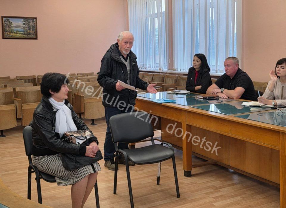Сегодня советник главы администрации городского округа Донецк провёл приём граждан в общественной приёмной Донецкого городского местного отделения партии «Единая Россия» Сегодня советник главы администрации городского округа Донецк провёл приём граждан в общественной приёмной Донецкого городского местного отделения партии «Единая Россия»