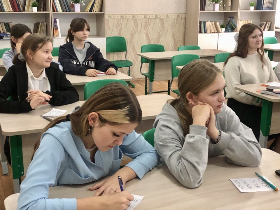 В рамках Карьерных мастерских для молодежи, специалисты Дебальцевского городского центра занятости провели профориентационный урок с учениками 8 класса школы №6 города Дебальцево В рамках Карьерных мастерских для молодежи, специалисты Дебальцевского городского центра занятости провели профориентационный урок с учениками 8 класса школы №6 города Дебальцево