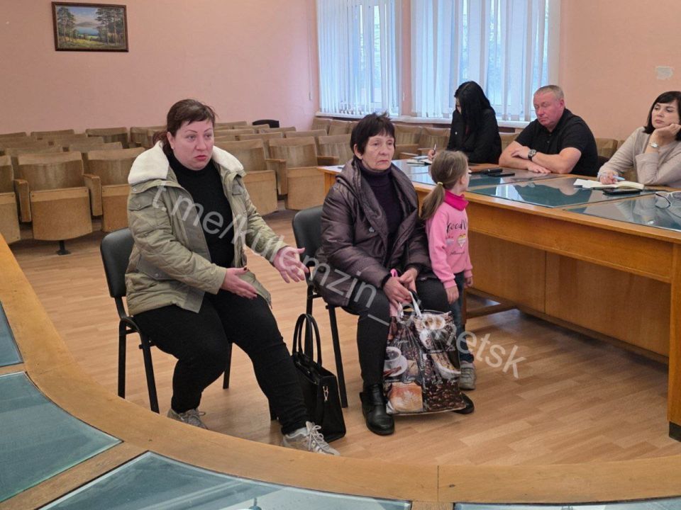 Сегодня советник главы администрации городского округа Донецк провёл приём граждан в общественной приёмной Донецкого городского местного отделения партии «Единая Россия» Сегодня советник главы администрации городского округа Донецк провёл приём граждан в общественной приёмной Донецкого городского местного отделения партии «Единая Россия»