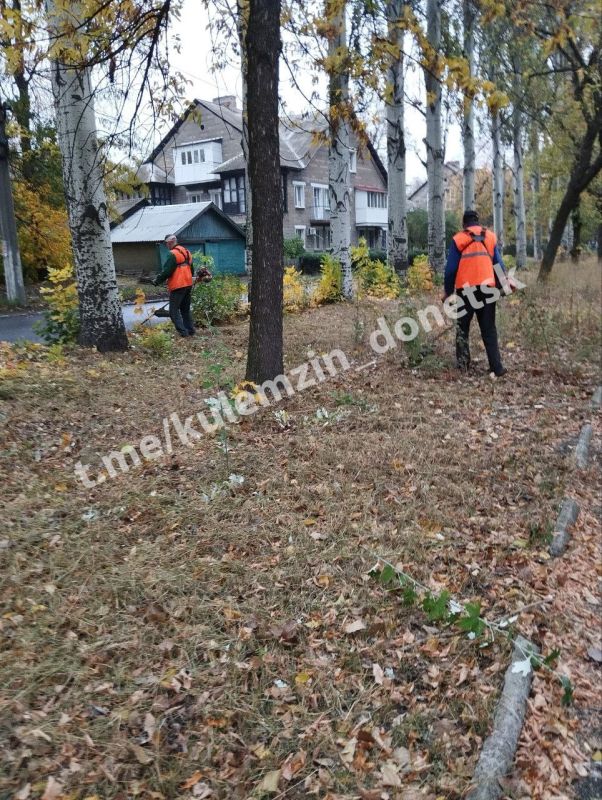 В рамках акции «Чистый четверг» работники коммунального предприятия «Зелёное строительство» совместно с управой Кировского района провели работы по благоустройству «Центральной аллеи Кирова» микрорайона Абакумова В рамках акции «Чистый четверг» работники коммунального предприятия «Зелёное строительство» совместно с управой Кировского района провели работы по благоустройству «Центральной аллеи Кирова» микрорайона Абакумова
