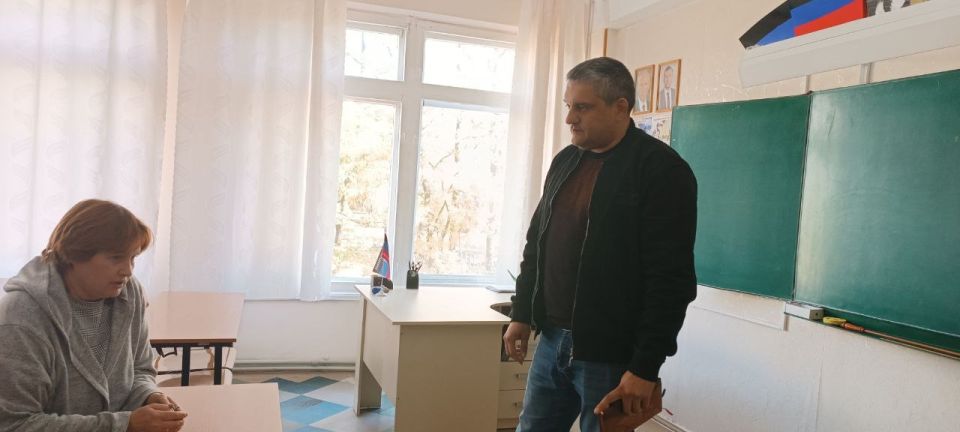 Роман Конев: ВСТРЕЧИ С НАСЕЛЕНИЕМ. 9 октября 2025 года депутаты Горловского городского совета от фракции «Единая Россия» - Павел Калфакчиян и Николай Гальченко в рамках исполнения поручения Главы Донецкой Народной Республики... Роман Конев: ВСТРЕЧИ С НАСЕЛЕНИЕМ. 9 октября 2025 года депутаты Горловского городского совета от фракции «Единая Россия» - Павел Калфакчиян и Николай Гальченко в рамках исполнения поручения Главы Донецкой Народной Республики...