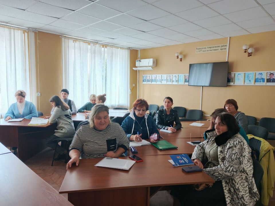 Заместитель секретаря Амвросиевского местного отделения Всероссийской политической партии "Единая Россия" Елена Фисенко провела встречу с секретарями первичных отделений и звеньевыми Заместитель секретаря Амвросиевского местного отделения Всероссийской политической партии "Единая Россия" Елена Фисенко провела встречу с секретарями первичных отделений и звеньевыми