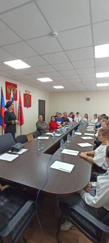 Они - наше будущее. Председатель Совета женщин Волновахского МО,координатор Женского движения «Единой России» Елена Снисаренко приняла участие во встрече юных дипломатов Волновахского МО и учеников дипломатического класса... Они - наше будущее. Председатель Совета женщин Волновахского МО,координатор Женского движения «Единой России» Елена Снисаренко приняла участие во встрече юных дипломатов Волновахского МО и учеников дипломатического класса...