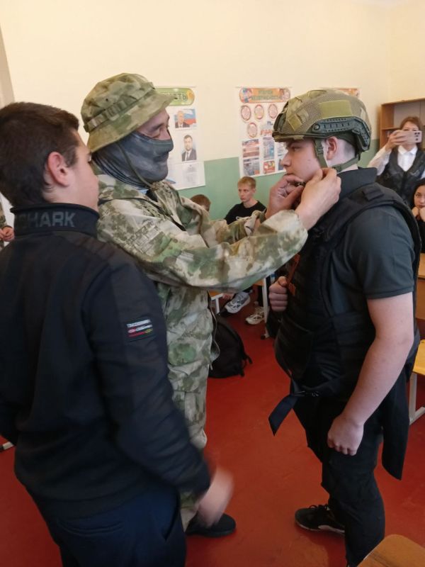 Денис Зубов: СВОим примером! . В рамках акции "СВОим Примером" состоялся урок мужества, организованный администрацией городского округа Иловайск и сотрудниками Росгвардии, для старшеклассников ГБОУ "СШ №14" Денис Зубов: СВОим примером! . В рамках акции "СВОим Примером" состоялся урок мужества, организованный администрацией городского округа Иловайск и сотрудниками Росгвардии, для старшеклассников ГБОУ "СШ №14"