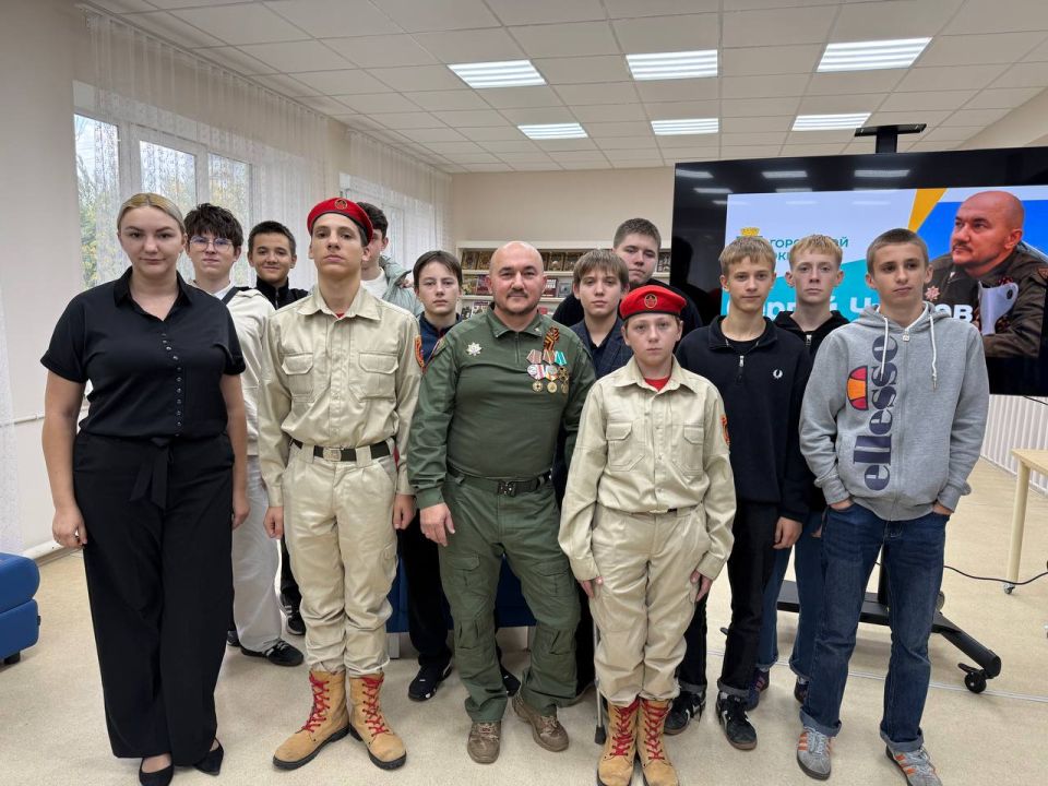 Ветеран СВО провел Урок мужества для юных патриотов в Харцызске Ветеран СВО провел Урок мужества для юных патриотов в Харцызске