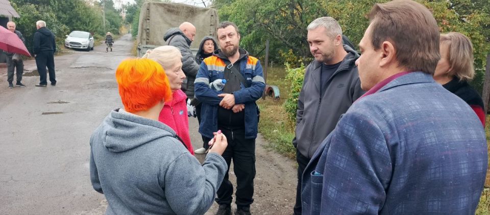 Сегодня, 9 октября 2025 года, по поручению Главы Республики Дениса Пушилина, провел встречу с жителями по адресу: ул. Любарского, 23 Сегодня, 9 октября 2025 года, по поручению Главы Республики Дениса Пушилина, провел встречу с жителями по адресу: ул. Любарского, 23