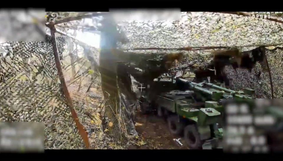 Уничтожение FPV-дронами центра «Рубикон» 155-мм колёсной САУ CAESAR ВСУ в районе посёлка Гришино на Покровском направлении Уничтожение FPV-дронами центра «Рубикон» 155-мм колёсной САУ CAESAR ВСУ в районе посёлка Гришино на Покровском направлении