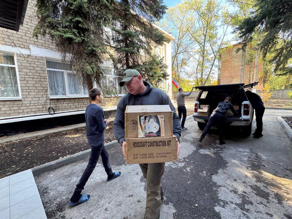 Александр Волошин: #гуманитарнаяпомощь. Накануне коллеги из Народного Совета ДНР, депутаты от фракции «Единая Россия» Евгений Белашев и Денис Островский посетили социально-реабилитационный центр для несовершеннолетних в... Александр Волошин: #гуманитарнаяпомощь. Накануне коллеги из Народного Совета ДНР, депутаты от фракции «Единая Россия» Евгений Белашев и Денис Островский посетили социально-реабилитационный центр для несовершеннолетних в...