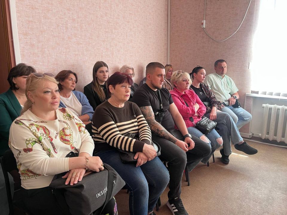 Сегодня, 10 октября, в Центрально-Городском внутригородском районе городского округа Макеевка состоялось плановое собрание секретарей первичных отделений Партии «Единая Россия».Обсудили направления работы и проекты, которые... Сегодня, 10 октября, в Центрально-Городском внутригородском районе городского округа Макеевка состоялось плановое собрание секретарей первичных отделений Партии «Единая Россия».Обсудили направления работы и проекты, которые...