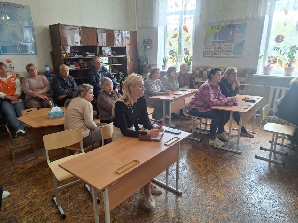 Иван Адамец: Заместитель руководителя управы Куйбышевского района, Елена Строганова, провела встречу с коллективом школы №67, в которой также приняли участие: Иван Адамец: Заместитель руководителя управы Куйбышевского района, Елена Строганова, провела встречу с коллективом школы №67, в которой также приняли участие: