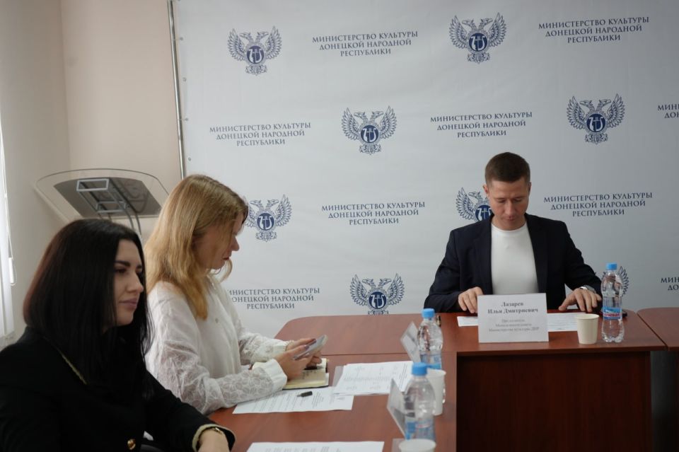 Михаил Желтяков: Сегодня состоялась встреча работников культуры с представителями региональных общественных организаций в Министерстве культуры ДНР Михаил Желтяков: Сегодня состоялась встреча работников культуры с представителями региональных общественных организаций в Министерстве культуры ДНР