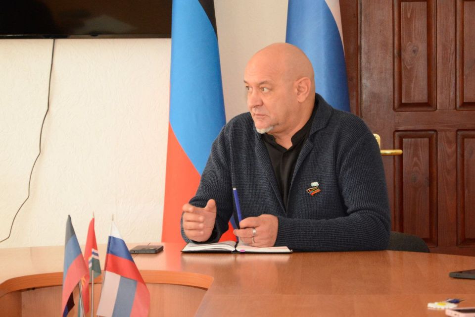Сегодня во время рабочей поездки в Торез я с радостью представил коллегам депутата молодежного парламента Донецкой Народной Республики 4-го созыва от партии «Новые люди» Яна Андриенко Сегодня во время рабочей поездки в Торез я с радостью представил коллегам депутата молодежного парламента Донецкой Народной Республики 4-го созыва от партии «Новые люди» Яна Андриенко