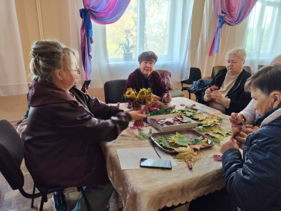 10 октября в ГБУ СО ЦСОН Червоногвардейского района города Макеевки для получателей социальных услуг прошел мастер-класс «Цветы осени» по созданию букетов из осенних листьев 10 октября в ГБУ СО ЦСОН Червоногвардейского района города Макеевки для получателей социальных услуг прошел мастер-класс «Цветы осени» по созданию букетов из осенних листьев