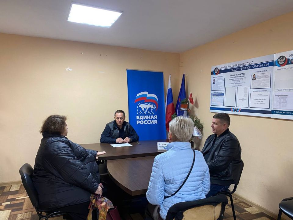Александр Пеняев: Пообщался с земляками на площадке общественной приемной «Единой России» в Ясиноватой, где проел очередной личный прием Александр Пеняев: Пообщался с земляками на площадке общественной приемной «Единой России» в Ясиноватой, где проел очередной личный прием