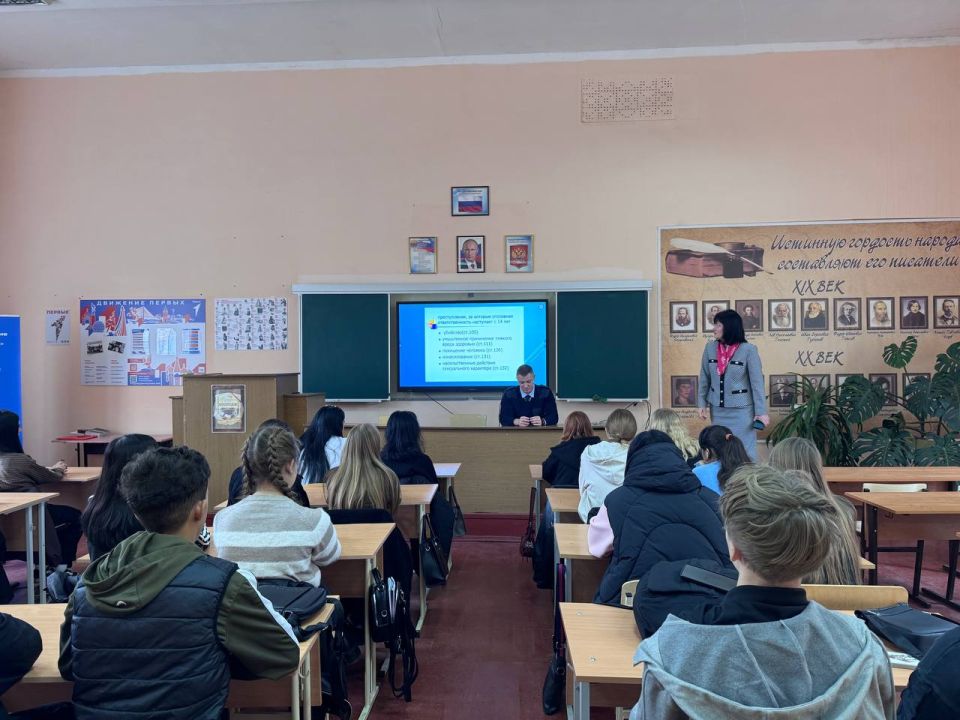 В Торезе полицейские провели профилактические беседы со студентами В Торезе полицейские провели профилактические беседы со студентами