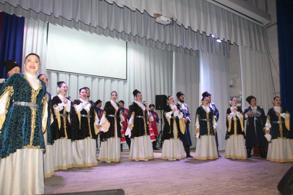 Вчера в Мангушском центра культуры и досуга с аншлагом прошел концерт Государственного казачьего ансамбля песни и танца «Ставрополье» Вчера в Мангушском центра культуры и досуга с аншлагом прошел концерт Государственного казачьего ансамбля песни и танца «Ставрополье»