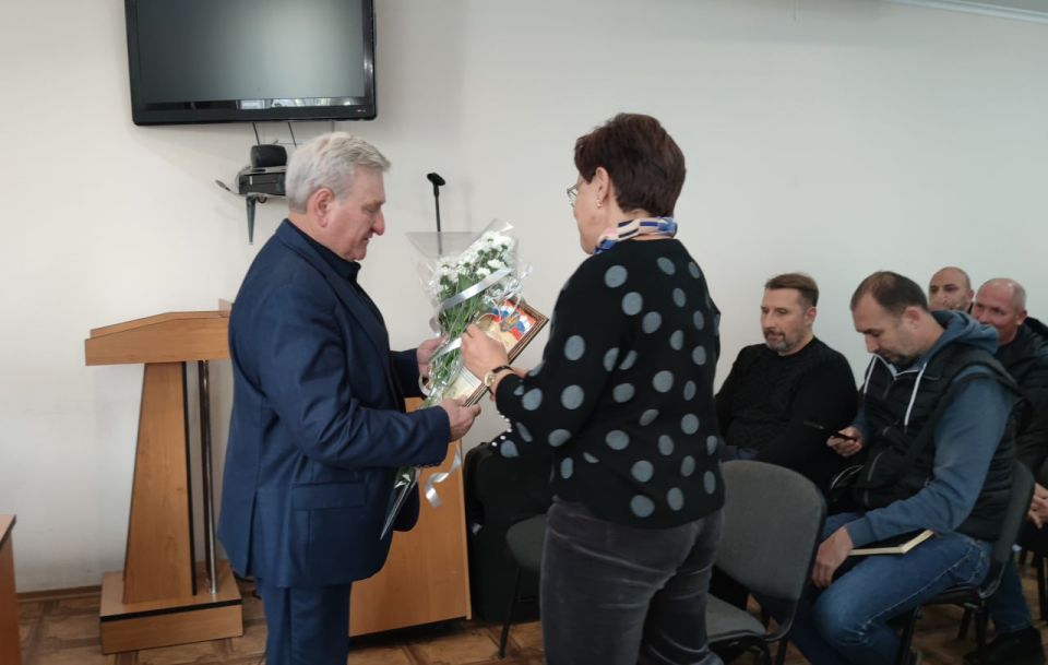 Сегодня в преддверии Дня работника сельского хозяйства и перерабатывающей промышленности, по партпроекту Единой России «Российское село» Глава муниципального образования Старобешевский муниципальный округ, Секретарь местного... Сегодня в преддверии Дня работника сельского хозяйства и перерабатывающей промышленности, по партпроекту Единой России «Российское село» Глава муниципального образования Старобешевский муниципальный округ, Секретарь местного...