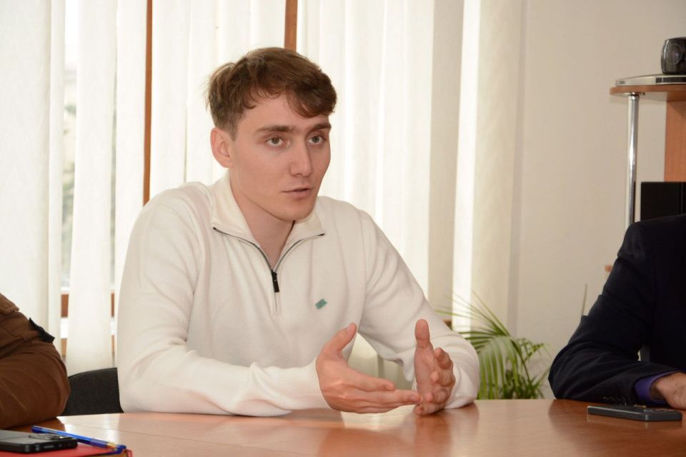 Сегодня во время рабочей поездки в Торез я с радостью представил коллегам депутата молодежного парламента Донецкой Народной Республики 4-го созыва от партии «Новые люди» Яна Андриенко Сегодня во время рабочей поездки в Торез я с радостью представил коллегам депутата молодежного парламента Донецкой Народной Республики 4-го созыва от партии «Новые люди» Яна Андриенко