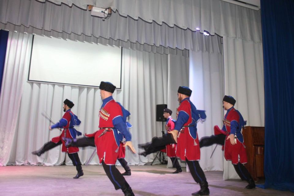 Вчера в Мангушском центра культуры и досуга с аншлагом прошел концерт Государственного казачьего ансамбля песни и танца «Ставрополье» Вчера в Мангушском центра культуры и досуга с аншлагом прошел концерт Государственного казачьего ансамбля песни и танца «Ставрополье»