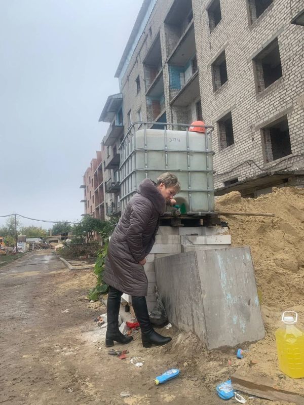 10 октября 2025 года во исполнение поручения Главы Донецкой Народной Республики депутаты Ясиноватского муниципального совета Наталья Филиппова, Елена Исаенко и Сергей Куксенко посетили места подвоза воды 10 октября 2025 года во исполнение поручения Главы Донецкой Народной Республики депутаты Ясиноватского муниципального совета Наталья Филиппова, Елена Исаенко и Сергей Куксенко посетили места подвоза воды