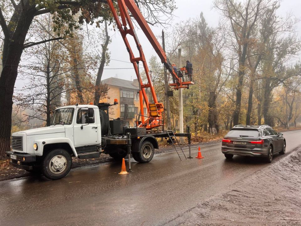 МУП администрации города Тореза "Благоустройство" продолжает выполнять работы по восстановлению уличного освещения на территории городского округа Торез МУП администрации города Тореза "Благоустройство" продолжает выполнять работы по восстановлению уличного освещения на территории городского округа Торез
