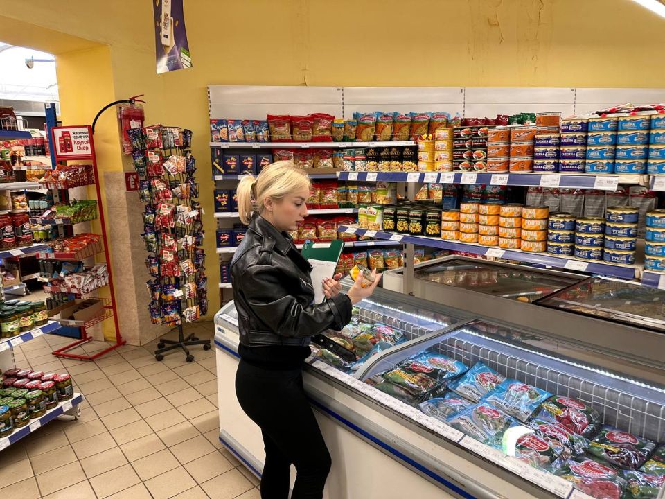В Пролетарском внутригородском районе города Донецка прошел плановый рейд Народного контроля совместно с депутатом Народного Совета Донецкой Народной Республики Александром Мальковым по соблюдению правил торговли и... В Пролетарском внутригородском районе города Донецка прошел плановый рейд Народного контроля совместно с депутатом Народного Совета Донецкой Народной Республики Александром Мальковым по соблюдению правил торговли и...