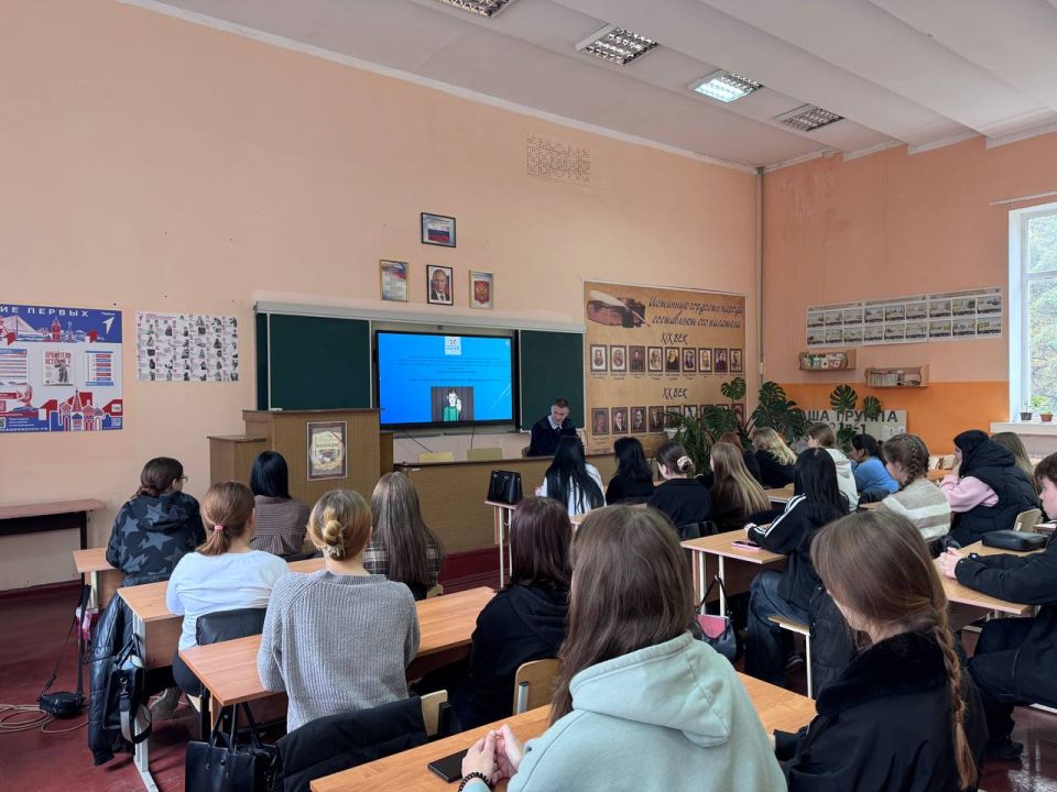 В Торезе полицейские провели профилактические беседы со студентами В Торезе полицейские провели профилактические беседы со студентами