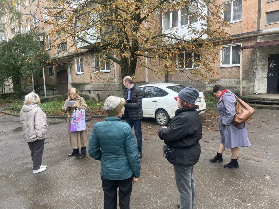 По поручению Главы ДНР Дениса Пушилин 10.10.2025 по адресу: г. Донецк, ул. Речная,28 состоялась встреча с жителями, на которой присутствовал заместитель руководителя Управы Ленинского внутригородского района Анатолий Разумов По поручению Главы ДНР Дениса Пушилин 10.10.2025 по адресу: г. Донецк, ул. Речная,28 состоялась встреча с жителями, на которой присутствовал заместитель руководителя Управы Ленинского внутригородского района Анатолий Разумов