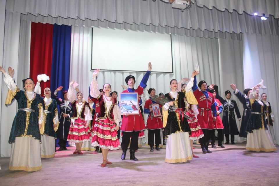 Вчера в Мангушском центра культуры и досуга с аншлагом прошел концерт Государственного казачьего ансамбля песни и танца «Ставрополье» Вчера в Мангушском центра культуры и досуга с аншлагом прошел концерт Государственного казачьего ансамбля песни и танца «Ставрополье»