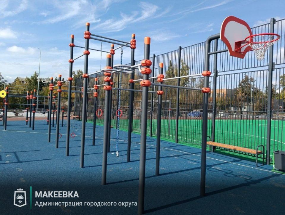 Благодаря Югре в Макеевке появилось футбольное поле Благодаря Югре в Макеевке появилось футбольное поле