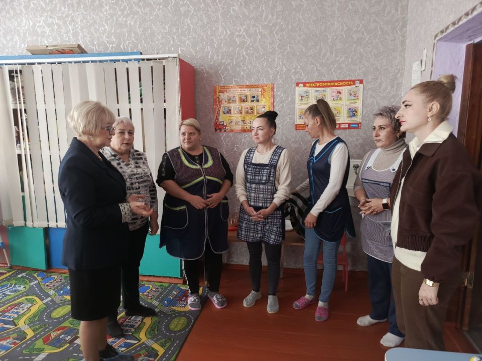 Встреча с коллективом. Председатель Шахтерского муниципального совета Донецкой Народной Республики Ольга Катанцева встретилась с коллективом дошкольного учреждения Учебно- воспитательного комплекса №1. Коллектив учреждения... Встреча с коллективом. Председатель Шахтерского муниципального совета Донецкой Народной Республики Ольга Катанцева встретилась с коллективом дошкольного учреждения Учебно- воспитательного комплекса №1. Коллектив учреждения...