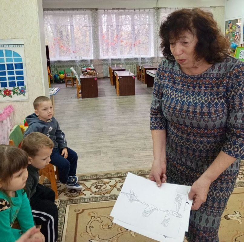 Золотая осень – дивная пора Опустел скворечник, Улетели птицы, Листьям на деревьях Тоже не сидится Золотая осень – дивная пора Опустел скворечник, Улетели птицы, Листьям на деревьях Тоже не сидится