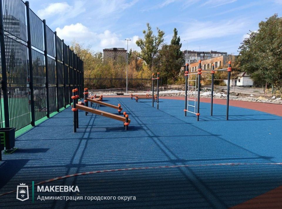 Благодаря Югре в Макеевке появилось футбольное поле Благодаря Югре в Макеевке появилось футбольное поле