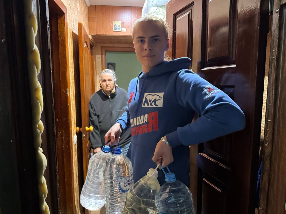 Волонтёры из числа активной молодёжи городского округа Горловка продолжают участие в акции «Молодёжь не оставит в беде!» Волонтёры из числа активной молодёжи городского округа Горловка продолжают участие в акции «Молодёжь не оставит в беде!»