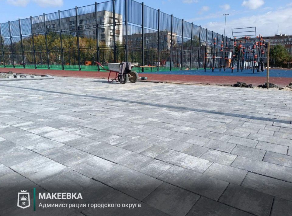 Благодаря Югре в Макеевке появилось футбольное поле Благодаря Югре в Макеевке появилось футбольное поле
