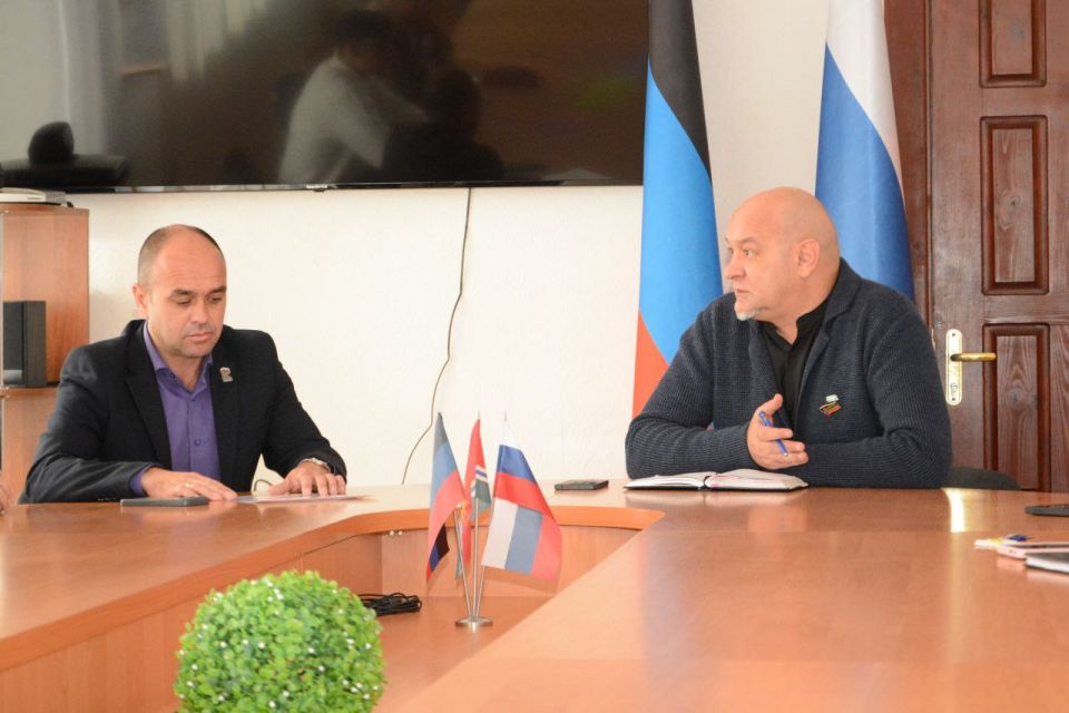 Сегодня во время рабочей поездки в Торез я с радостью представил коллегам депутата молодежного парламента Донецкой Народной Республики 4-го созыва от партии «Новые люди» Яна Андриенко Сегодня во время рабочей поездки в Торез я с радостью представил коллегам депутата молодежного парламента Донецкой Народной Республики 4-го созыва от партии «Новые люди» Яна Андриенко