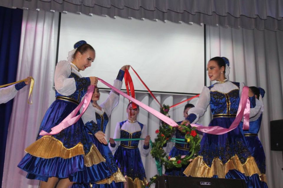 Вчера в Мангушском центра культуры и досуга с аншлагом прошел концерт Государственного казачьего ансамбля песни и танца «Ставрополье» Вчера в Мангушском центра культуры и досуга с аншлагом прошел концерт Государственного казачьего ансамбля песни и танца «Ставрополье»
