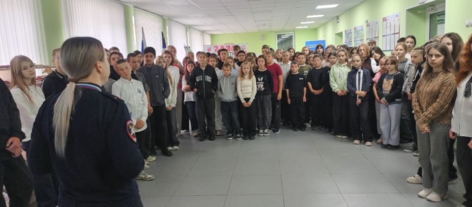 В Торезе полицейские провели профилактические беседы со студентами В Торезе полицейские провели профилактические беседы со студентами