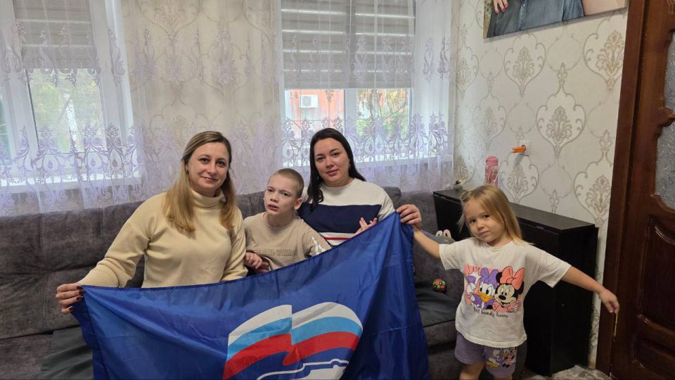 В рамках акции «1000 добрых дел» партийцы посетили семью с ребенком с ограниченными возможностями здоровья В рамках акции «1000 добрых дел» партийцы посетили семью с ребенком с ограниченными возможностями здоровья