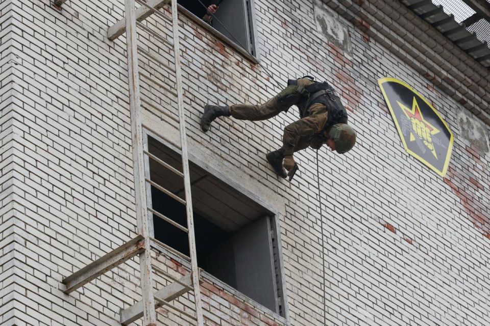 В дивизии имени Ф.Э. Дзержинского прошли испытания на право ношения крапового берета В дивизии имени Ф.Э. Дзержинского прошли испытания на право ношения крапового берета