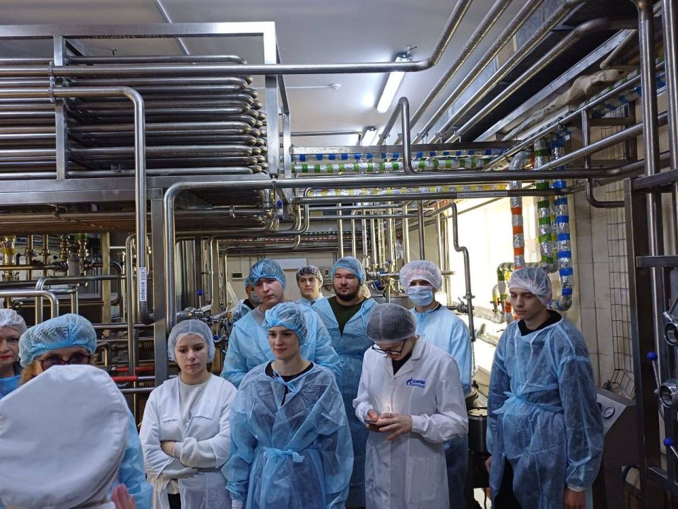 Студенты Донецкого национального университета экономики и торговли имени Михаила Туган-Барановского в рамках партийного проекта «Выбирай свое» побывали на Макеевском комбинате детского питания Студенты Донецкого национального университета экономики и торговли имени Михаила Туган-Барановского в рамках партийного проекта «Выбирай свое» побывали на Макеевском комбинате детского питания