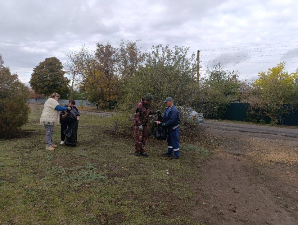 В рамках акции «1000 добрых дел» активисты села Стародубовка привели в порядок территорию памятника культуры В рамках акции «1000 добрых дел» активисты села Стародубовка привели в порядок территорию памятника культуры