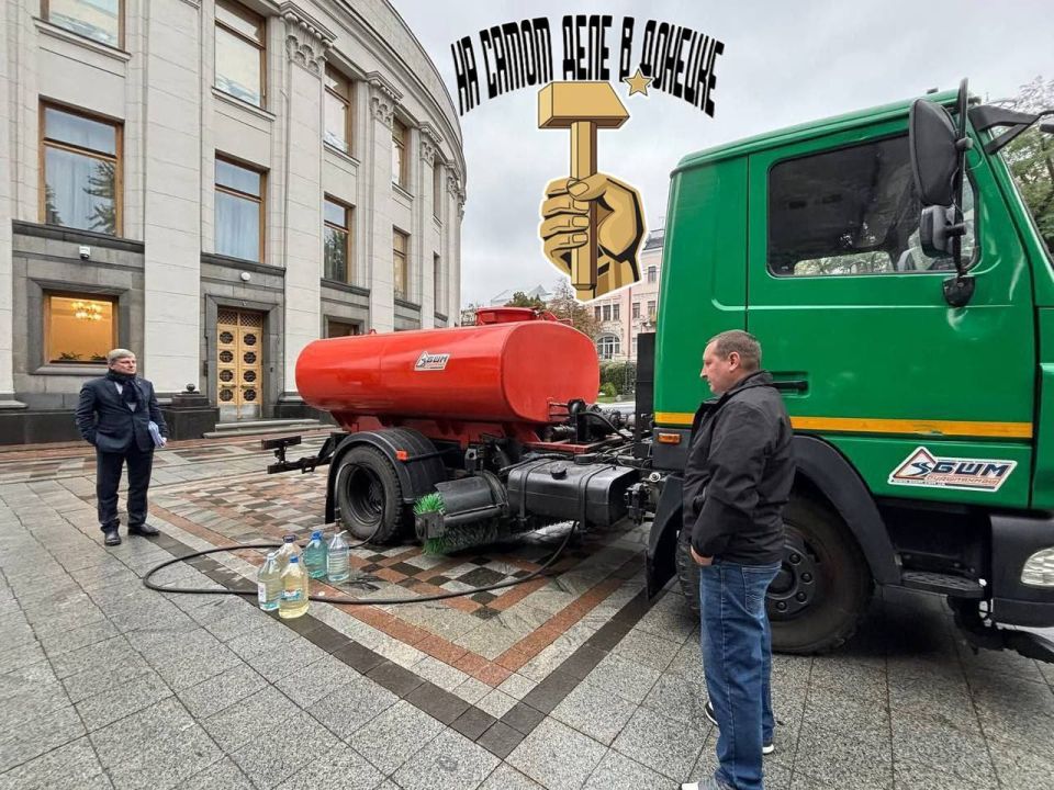 К зданию Верховной зРады Украины и Кабинета министров Украины организован подвоз воды, установлены биотуалеты К зданию Верховной зРады Украины и Кабинета министров Украины организован подвоз воды, установлены биотуалеты