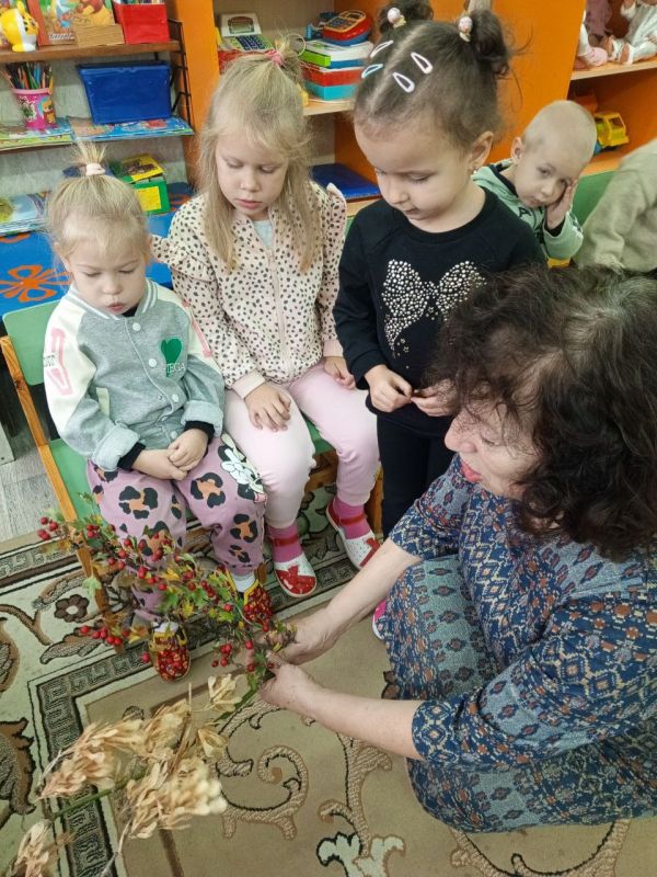 Золотая осень – дивная пора Опустел скворечник, Улетели птицы, Листьям на деревьях Тоже не сидится Золотая осень – дивная пора Опустел скворечник, Улетели птицы, Листьям на деревьях Тоже не сидится