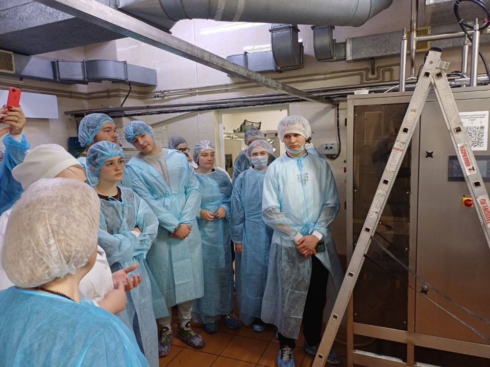 Студенты Донецкого национального университета экономики и торговли имени Михаила Туган-Барановского в рамках партийного проекта «Выбирай свое» побывали на Макеевском комбинате детского питания Студенты Донецкого национального университета экономики и торговли имени Михаила Туган-Барановского в рамках партийного проекта «Выбирай свое» побывали на Макеевском комбинате детского питания