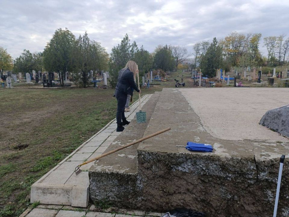 В рамках акции «1000 добрых дел» активисты села Стародубовка привели в порядок территорию памятника культуры В рамках акции «1000 добрых дел» активисты села Стародубовка привели в порядок территорию памятника культуры