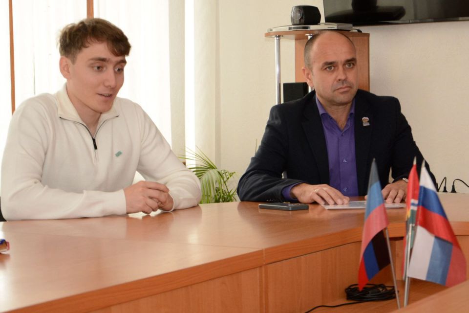 Сегодня во время рабочей поездки в Торез я с радостью представил коллегам депутата молодежного парламента Донецкой Народной Республики 4-го созыва от партии «Новые люди» Яна Андриенко Сегодня во время рабочей поездки в Торез я с радостью представил коллегам депутата молодежного парламента Донецкой Народной Республики 4-го созыва от партии «Новые люди» Яна Андриенко