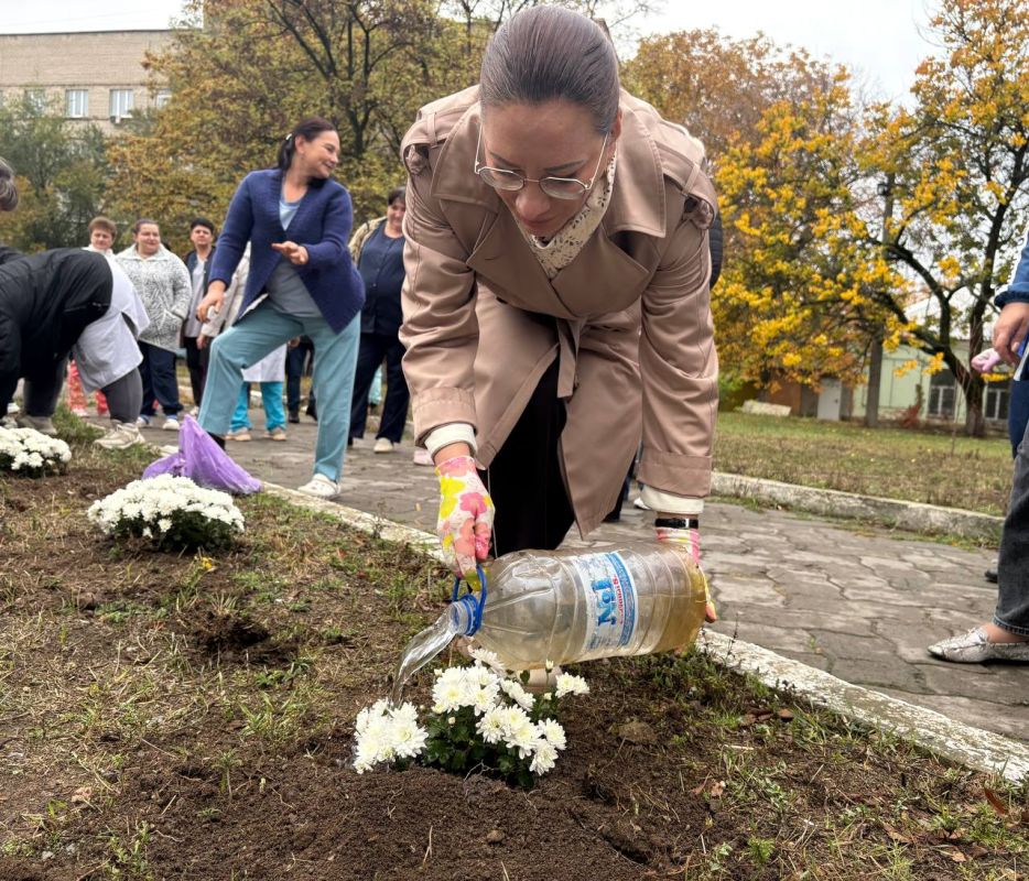 На территории больницы ГБУ ДНР «ЦГКБ № 6 г. Донецка» прошла акция по высадке хризантем, организованная в рамках партийного проекта «Чистая страна» Всероссийской политической партии «Единая Россия» На территории больницы ГБУ ДНР «ЦГКБ № 6 г. Донецка» прошла акция по высадке хризантем, организованная в рамках партийного проекта «Чистая страна» Всероссийской политической партии «Единая Россия»
